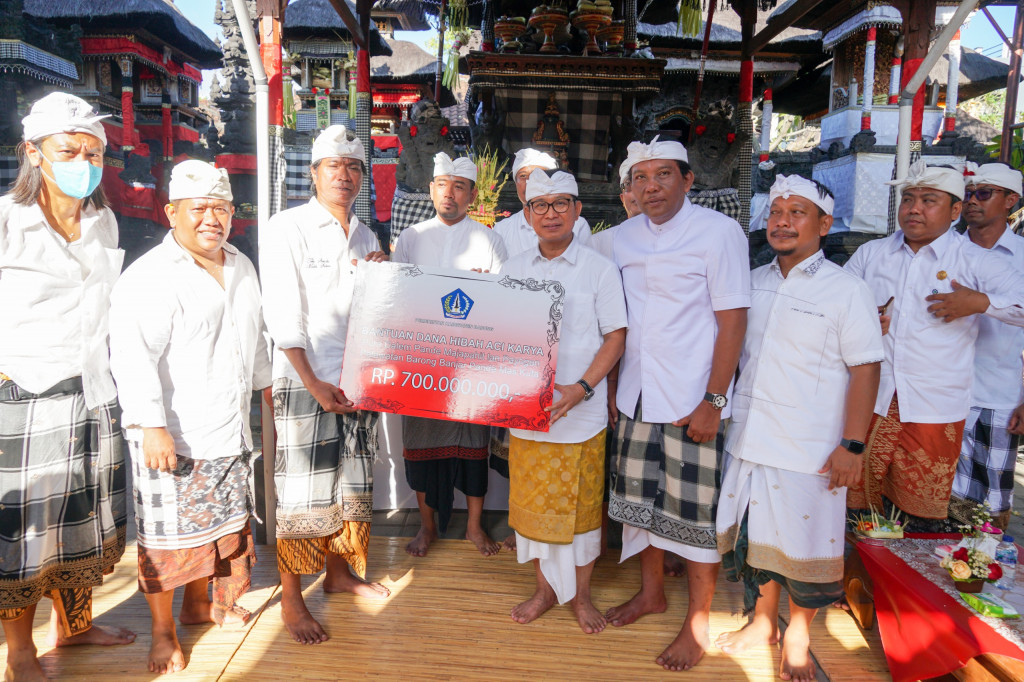 Sekda Adi Arnawa Hadiri Piodalan Pura Dalem Pande Majapahit